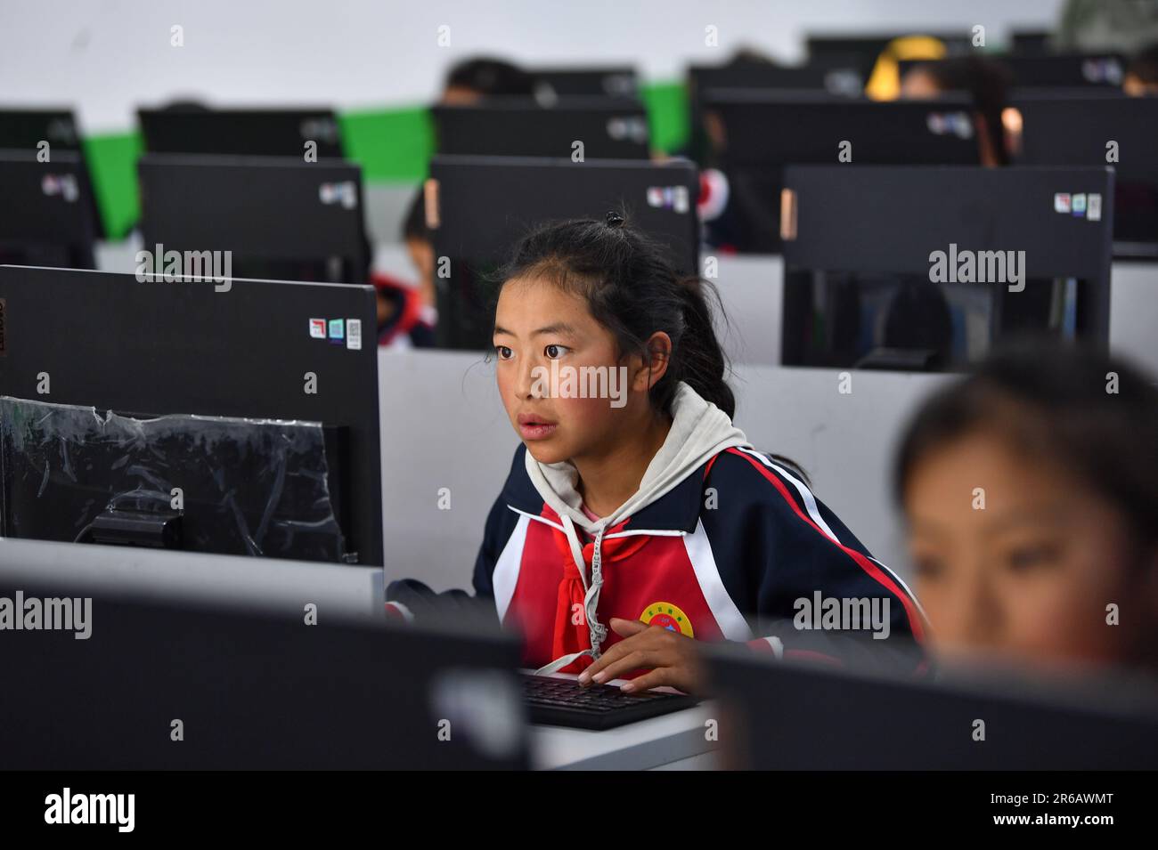 (230608) -- TINGRI, 8 giugno 2023 (Xinhua) -- gli studenti frequentano una classe informatica presso una scuola elementare del comune di Zhaxizom nella contea di Tingri, a Xigaze, nella regione autonoma del Tibet nel sud-ovest della Cina, il 5 giugno 2023. La scuola elementare di Zhaxizom Township è la scuola più vicina al Monte Qomolangma, con una distanza di poco più di 40 chilometri. Per soddisfare le diverse esigenze degli studenti, la scuola ha istituito classi di interesse come pianoforte, informatica, arte, trasmissione, sport, danza e artigianato. Attualmente, la scuola elementare ha un solo pianoforte. Pertanto, le tastiere elettroniche sono u Foto Stock