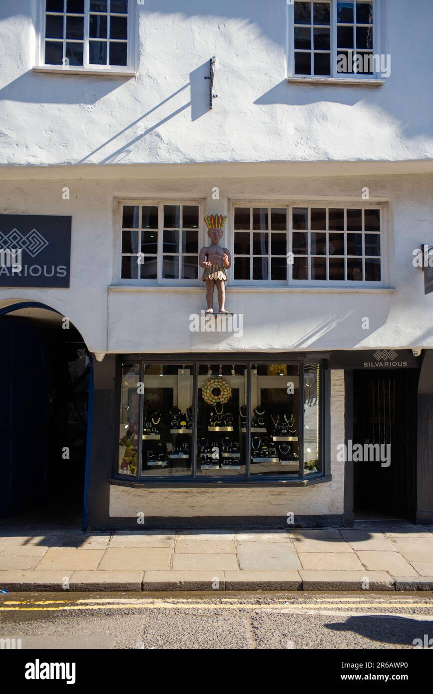 Un indiano americano intagliato a 76 Petergate basso ha fatto pubblicità ad un tabaccaio e la testa rappresenta le foglie del tabacco Foto Stock