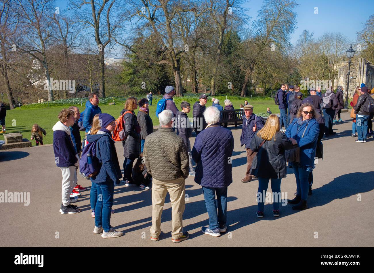 Una guida turistica ti farà parlare al Museum Garden della città di York Foto Stock
