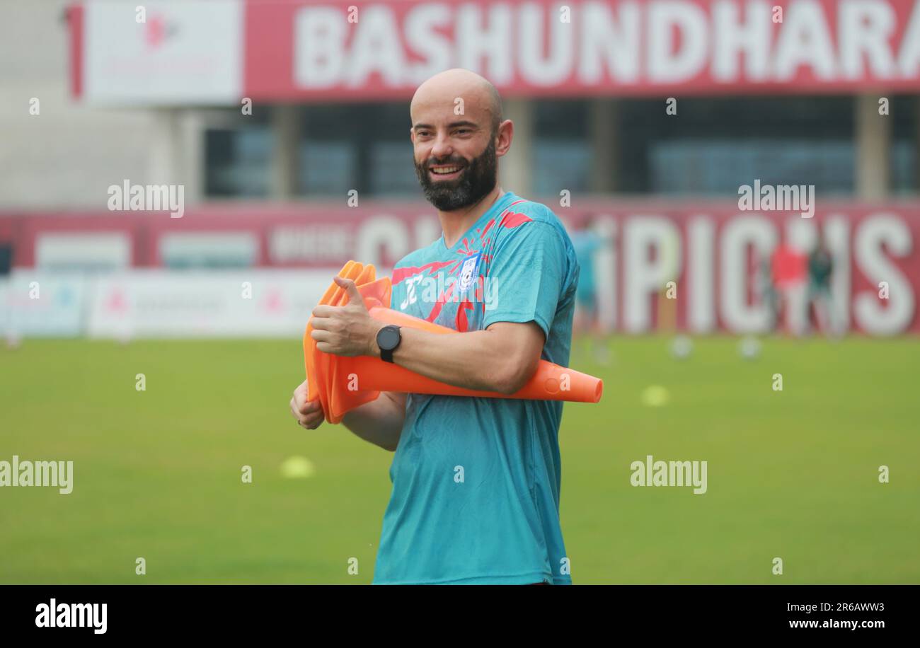 Allenatore capo Javier Fernández Cabrera come giocatori della squadra nazionale di calcio del Bangladesh partecipano alla sessione di pratica alla Bashundhara Kings Sports Arena a Bashundh Foto Stock