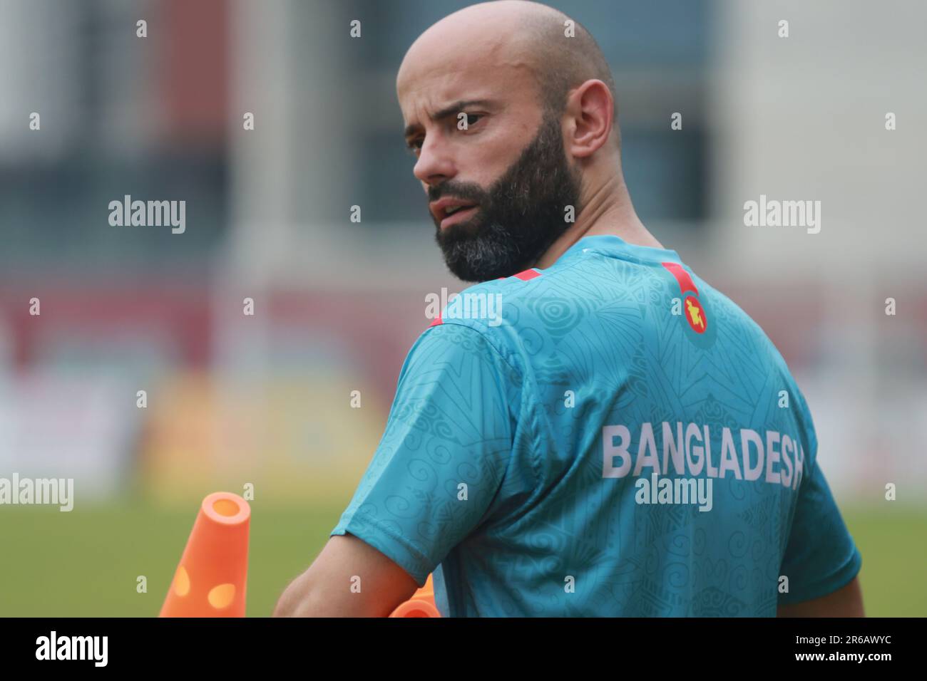 Allenatore capo Javier Fernández Cabrera come giocatori della squadra nazionale di calcio del Bangladesh partecipano alla sessione di pratica alla Bashundhara Kings Sports Arena a Bashundh Foto Stock