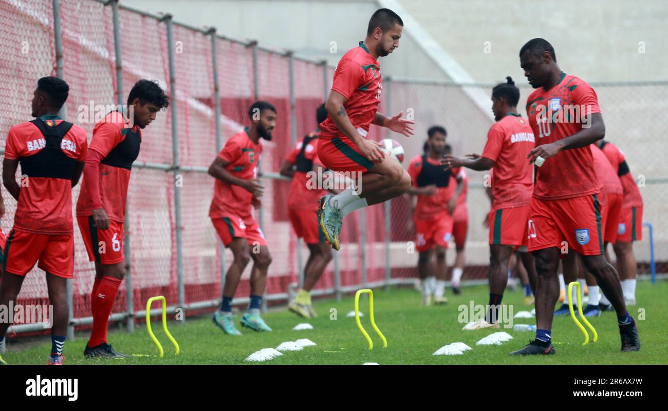 I giocatori della squadra nazionale di calcio del Bangladesh partecipano alla sessione di pratica alla Bashundhara Kings Sports Arena nel complesso sportivo di Bashundhara davanti ai campionati SAFF Foto Stock