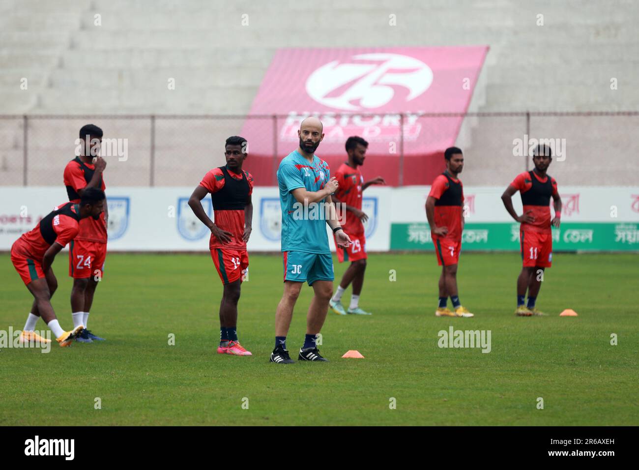 I giocatori della squadra nazionale di calcio del Bangladesh partecipano alla sessione di pratica alla Bashundhara Kings Sports Arena nel complesso sportivo di Bashundhara davanti ai campionati SAFF Foto Stock