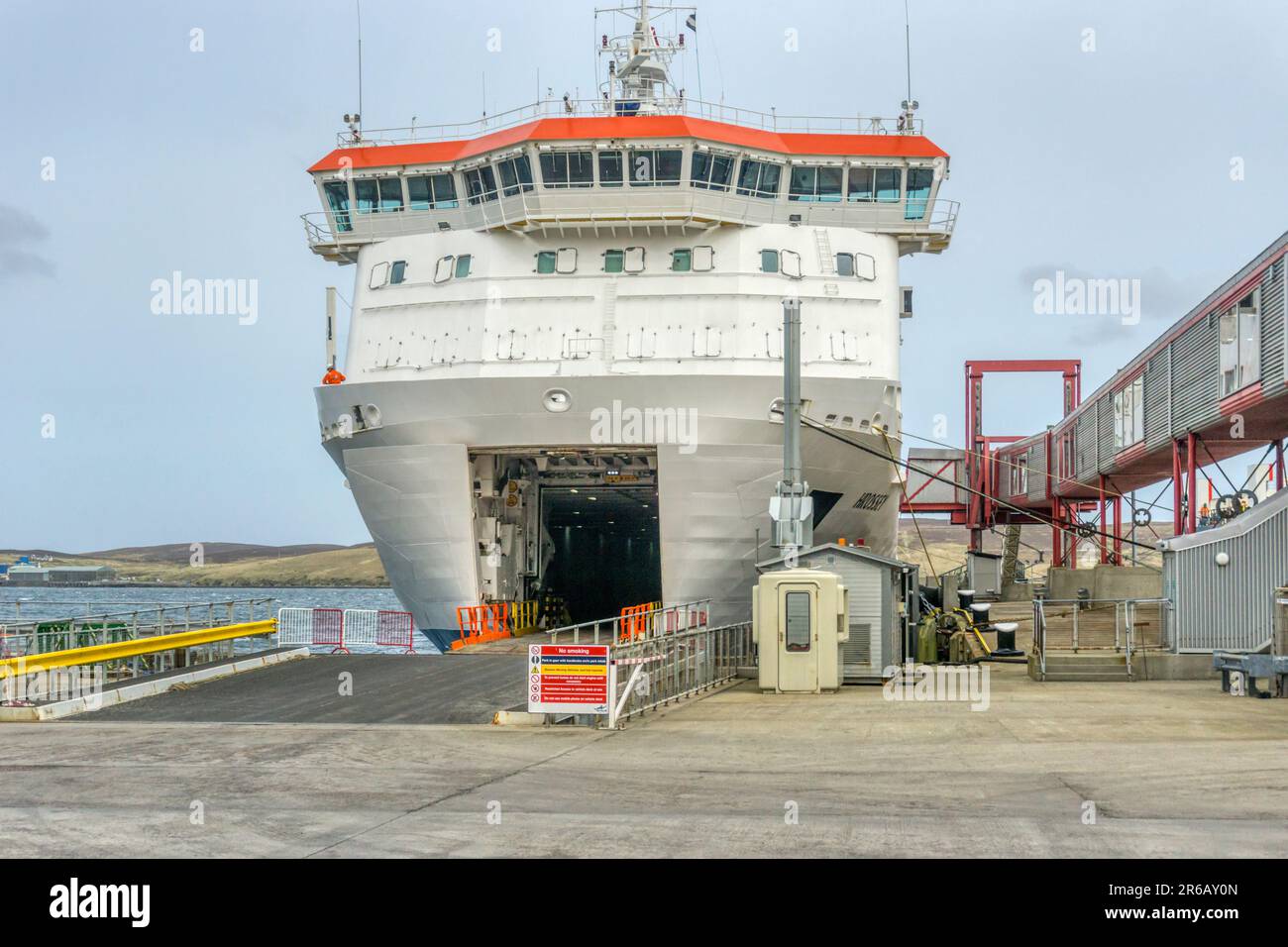 Traghetto per auto MV Hrossey a Lerwick, Shetland, preparandosi a caricare veicoli per il viaggio a Orkney e Aberdeen. Foto Stock
