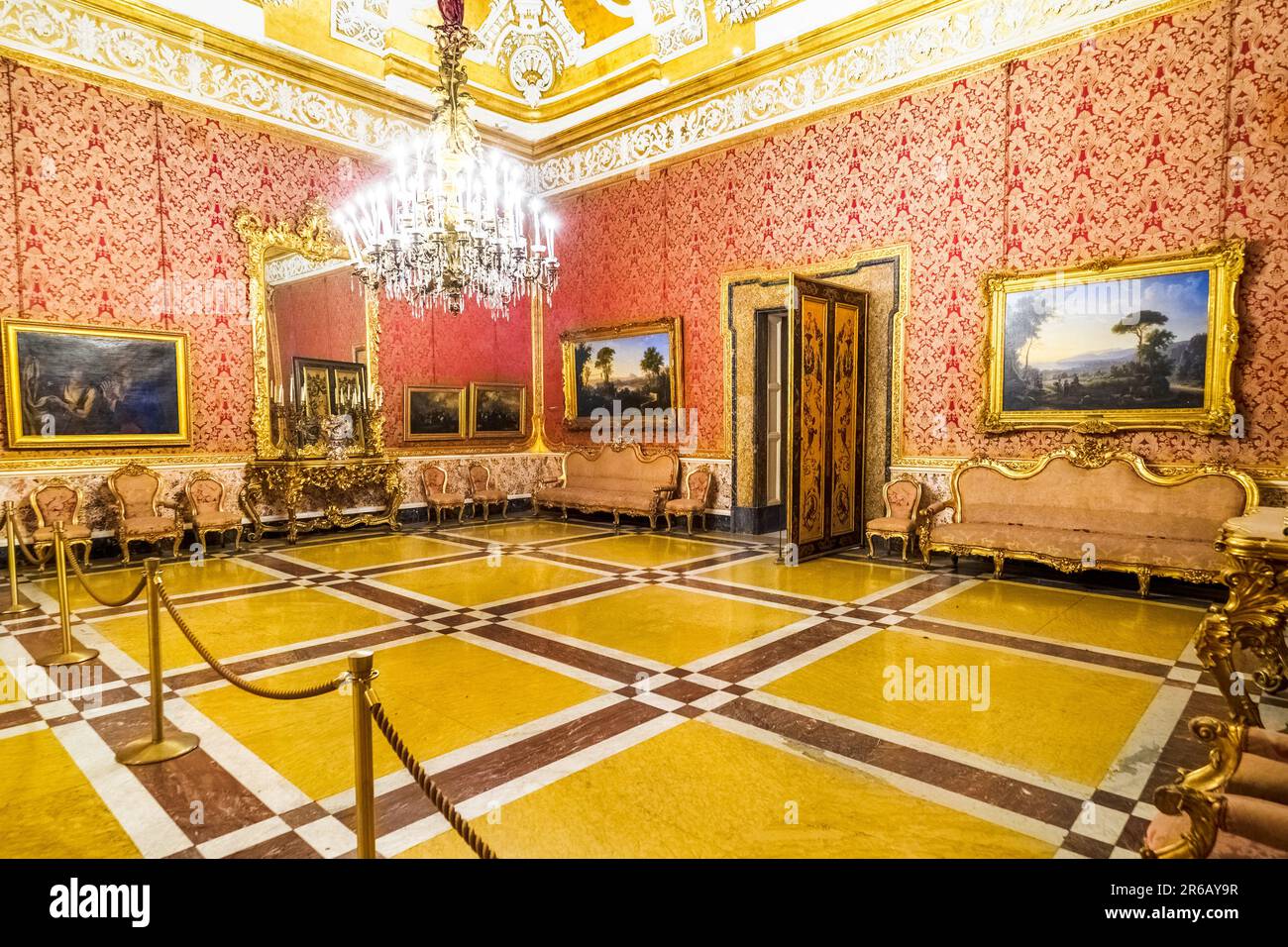 La Sala della Regina con i dipinti della Scuola Napoletana del 17th-18th secolo - Palazzo reale di Napoli che nel 1734 divenne la residenza reale dei Borboni - Napoli, Italia Foto Stock