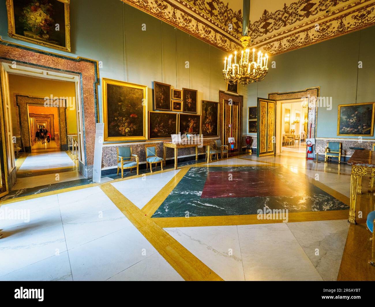Sala delle still lifes - Palazzo reale di Napoli che nel 1734 divenne la residenza reale dei Borboni - Napoli, Italia Foto Stock