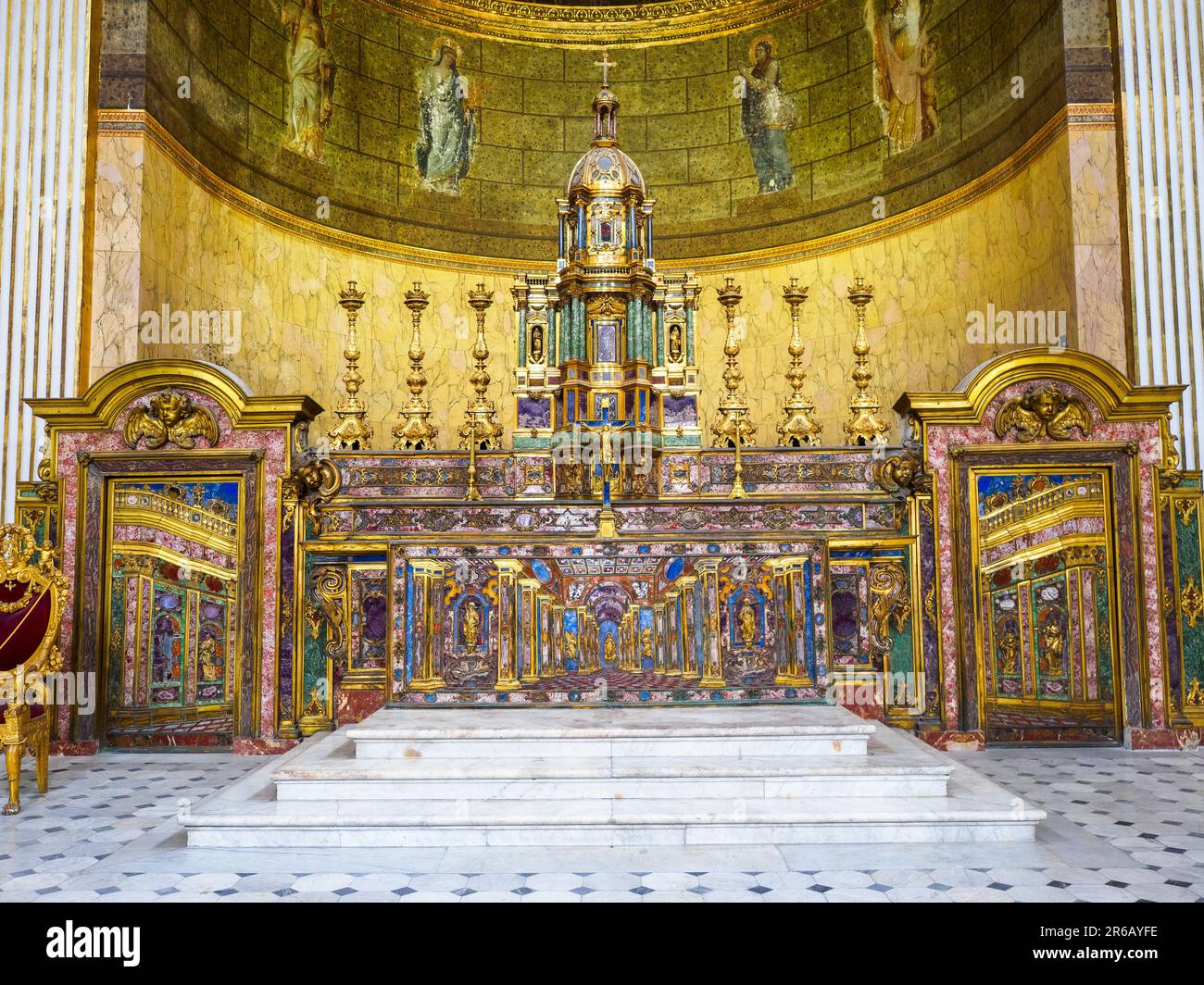 Altare in pietra semi-preziosa e rame dorato di un artista barocco napoletano Dioniso Lazzari (1674) . Cappella reale, dedicata alla Madonna Assunta - Palazzo reale di Napoli che nel 1734 divenne residenza reale dei Borboni - Napoli, Italia Foto Stock