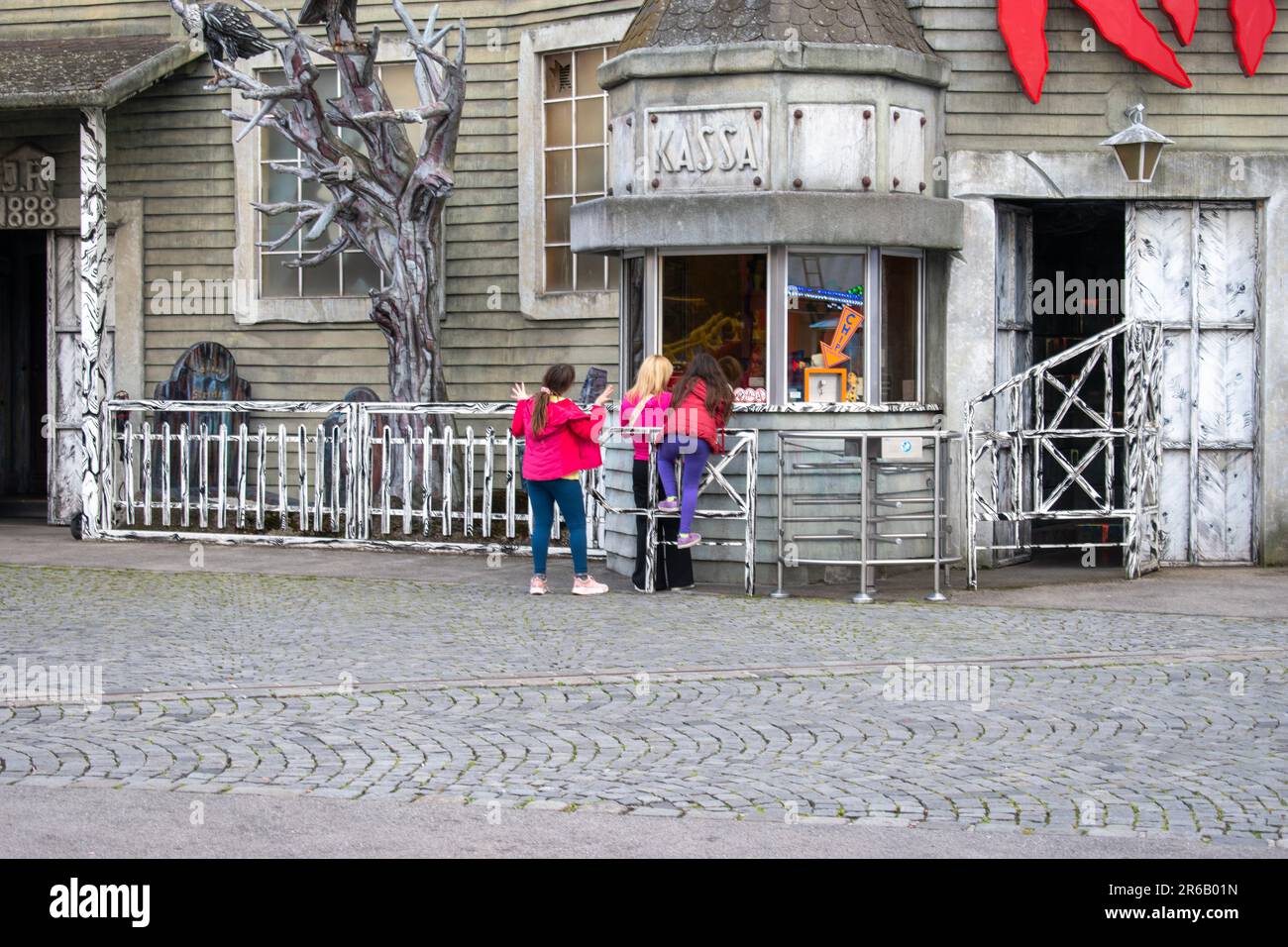 vienna, austria. 25 aprile 2023 il parco divertimenti prater di vienna si imbarca in un'emozionante avventura per tutta la famiglia, ricca di divertimento ed emozioni Foto Stock