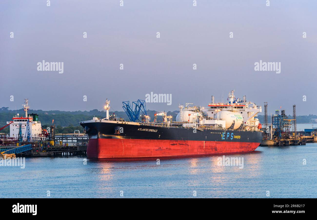 Sunrise Over gas Ships e esso Oil Terminal, Southampton, Hampshire, Inghilterra Foto Stock