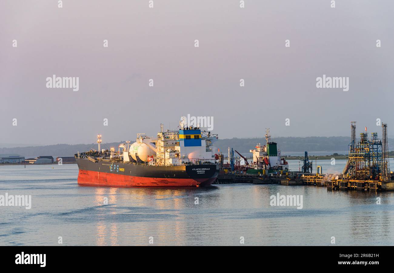 Sunrise Over gas Ships e esso Oil Terminal, Southampton, Hampshire, Inghilterra Foto Stock