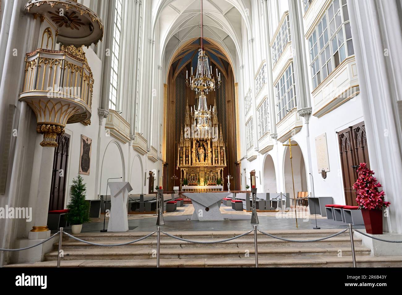 Vienna, Austria. Chiesa agostiniana a Vienna. L'altare maggiore policroma in pietra Foto Stock