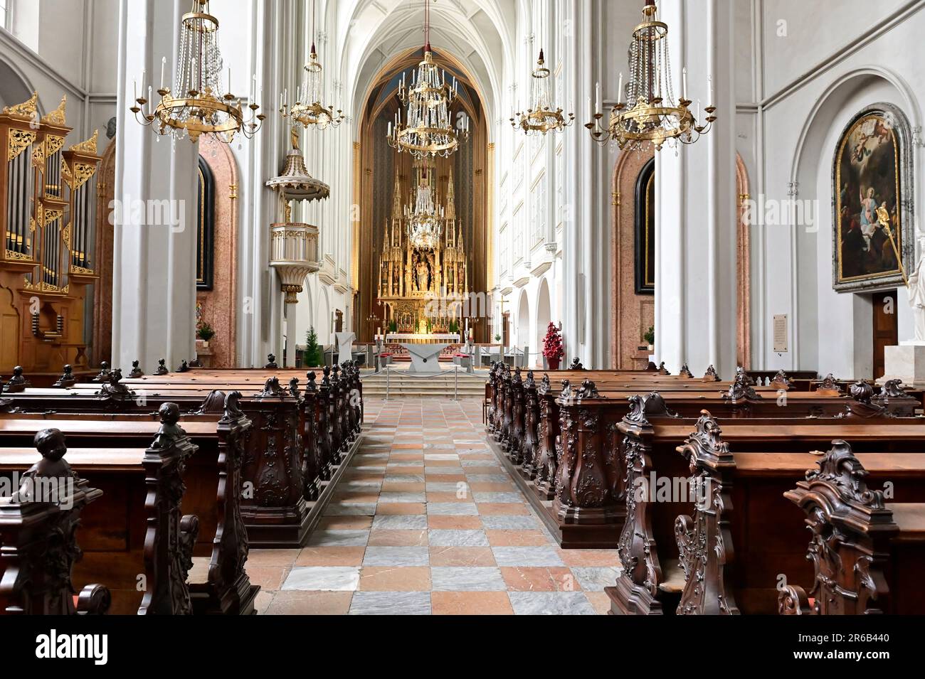 Vienna, Austria. Chiesa agostiniana a Vienna. L'altare maggiore policroma in pietra Foto Stock