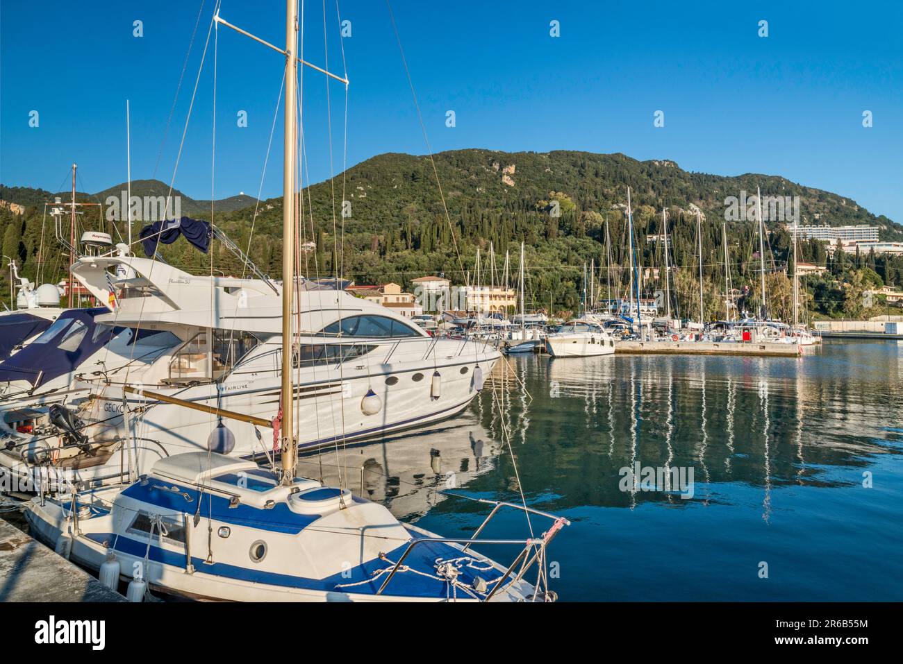 Barche da diporto al porto turistico nel villaggio di Benitses, isola di Corfù, Grecia Foto Stock