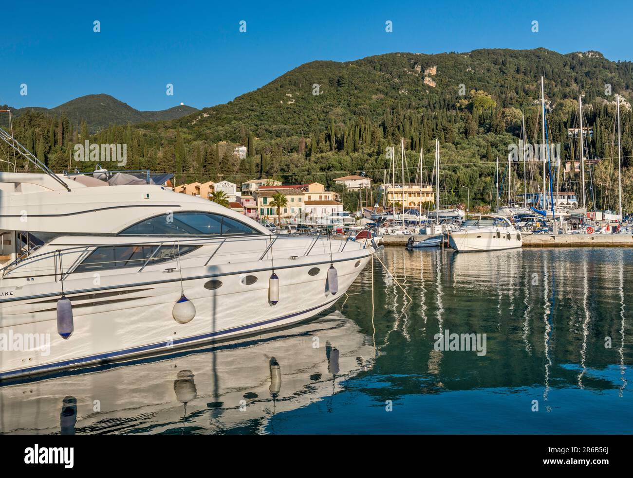Barche da diporto al porto turistico nel villaggio di Benitses, isola di Corfù, Grecia Foto Stock