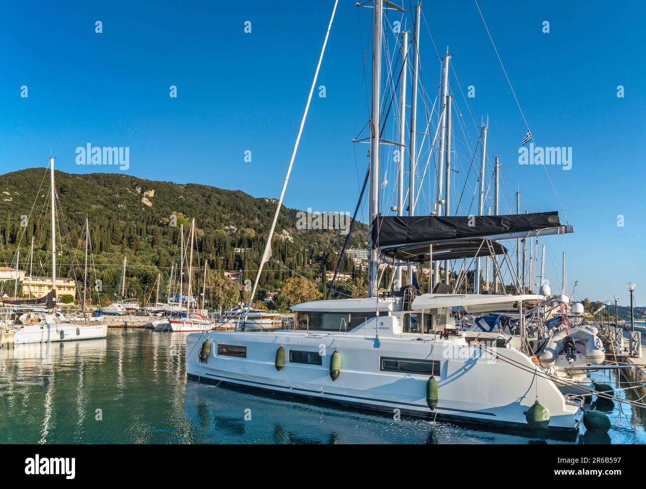 Barche da diporto al porto turistico nel villaggio di Benitses, isola di Corfù, Grecia Foto Stock