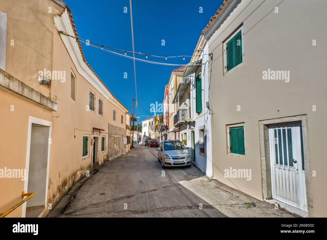 Strada nel villaggio di Spartylas, zona del monte Pantokrator, isola di Corfù, Grecia Foto Stock