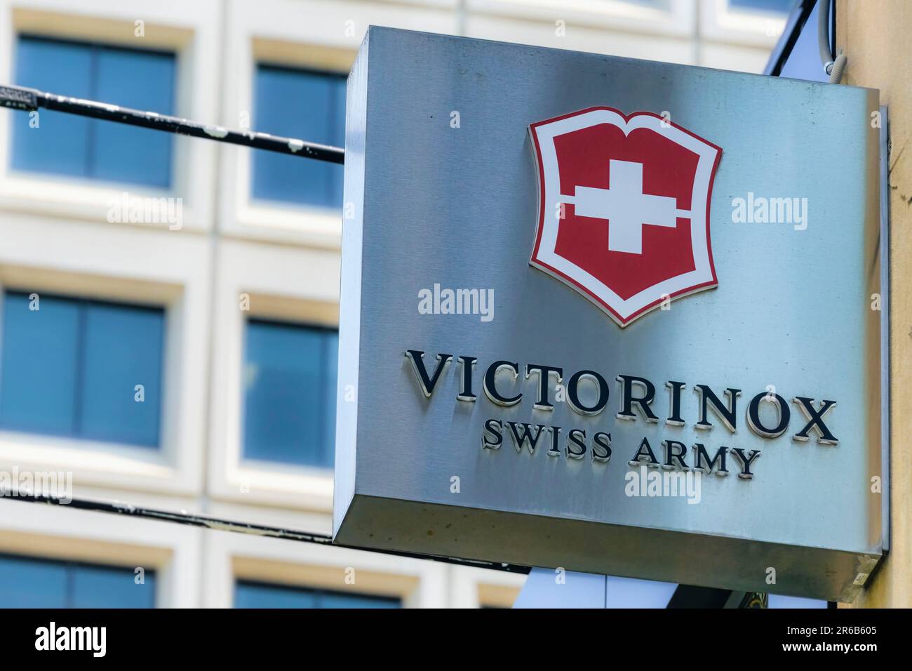 Toronto, Canada - 4 giugno 2023: Il logo e il segno dell'Esercito Svizzero Victorinox. Un edificio e' sullo sfondo. Foto Stock