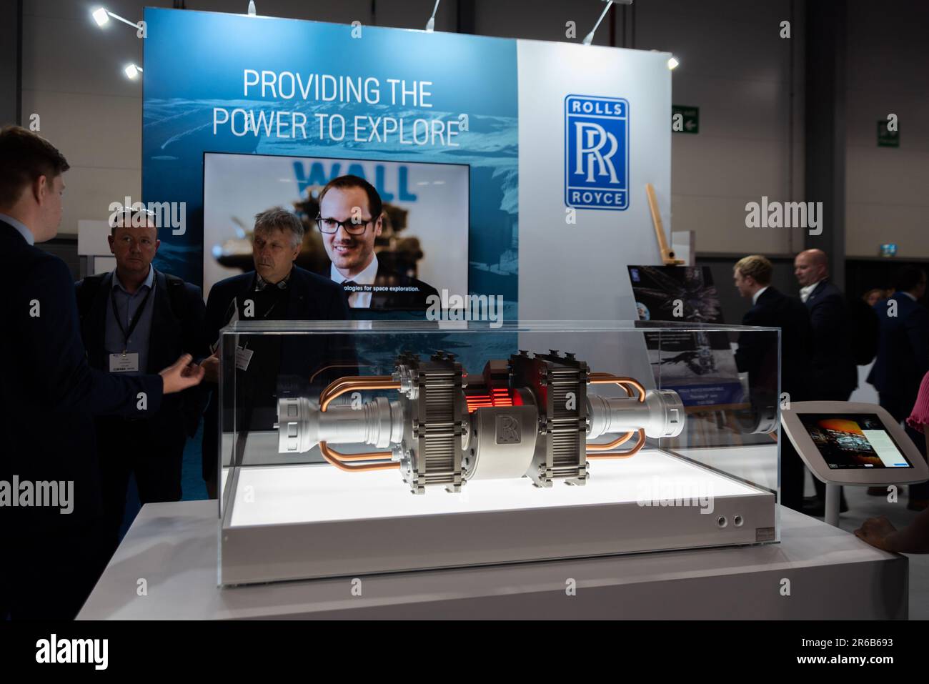 Stand Rolls Royce allo Space-Comm Expo 2023, evento tecnologico spaziale presso il Farnborough International Exhibition & Conference Centre. Reattore nucleare Foto Stock