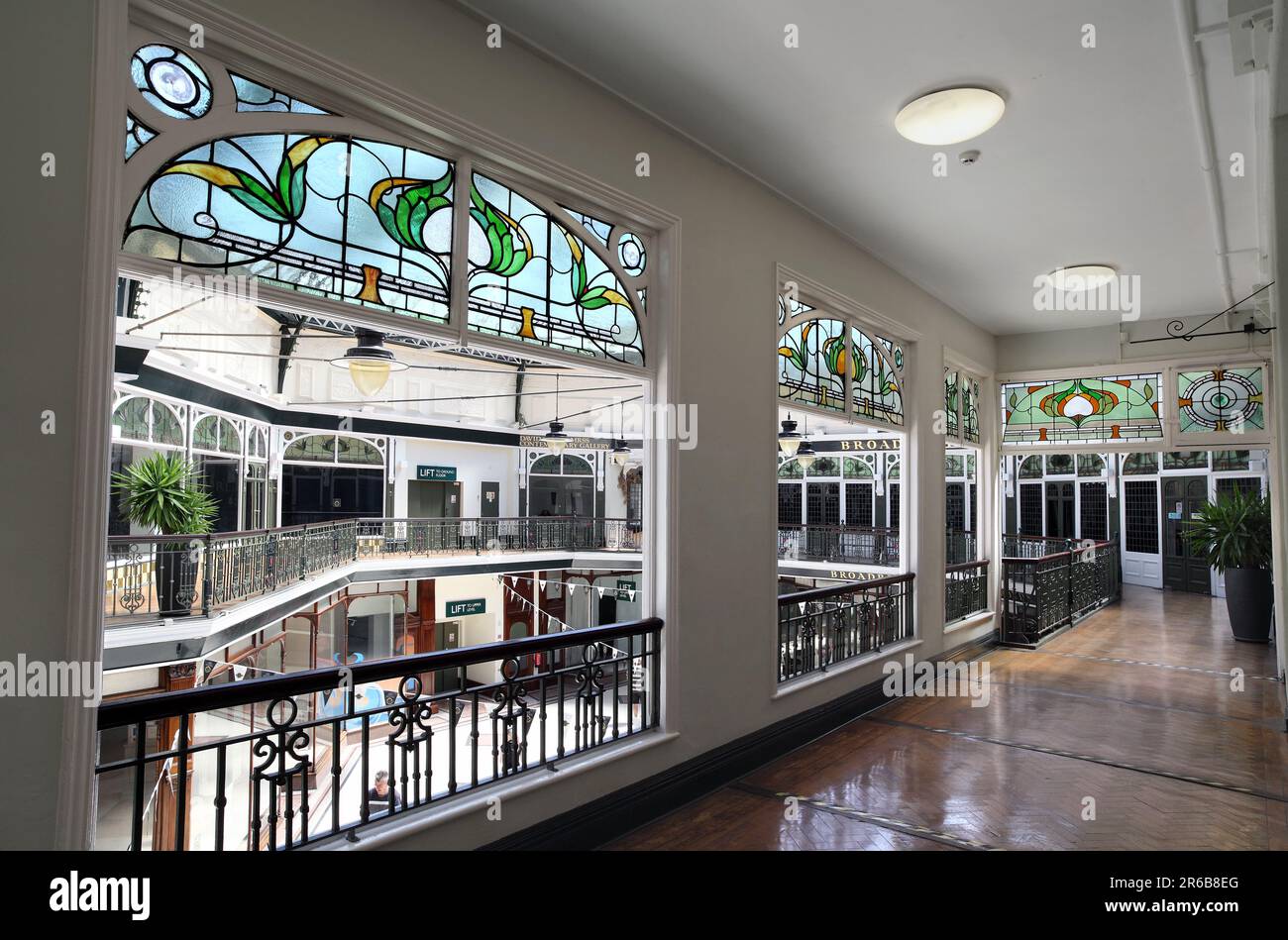 I vetri colorati Art Nouveau adornano la galleria al piano superiore all'interno della Wayfarer's Arcade, al di fuori di Lord Street, Southport. Foto Stock