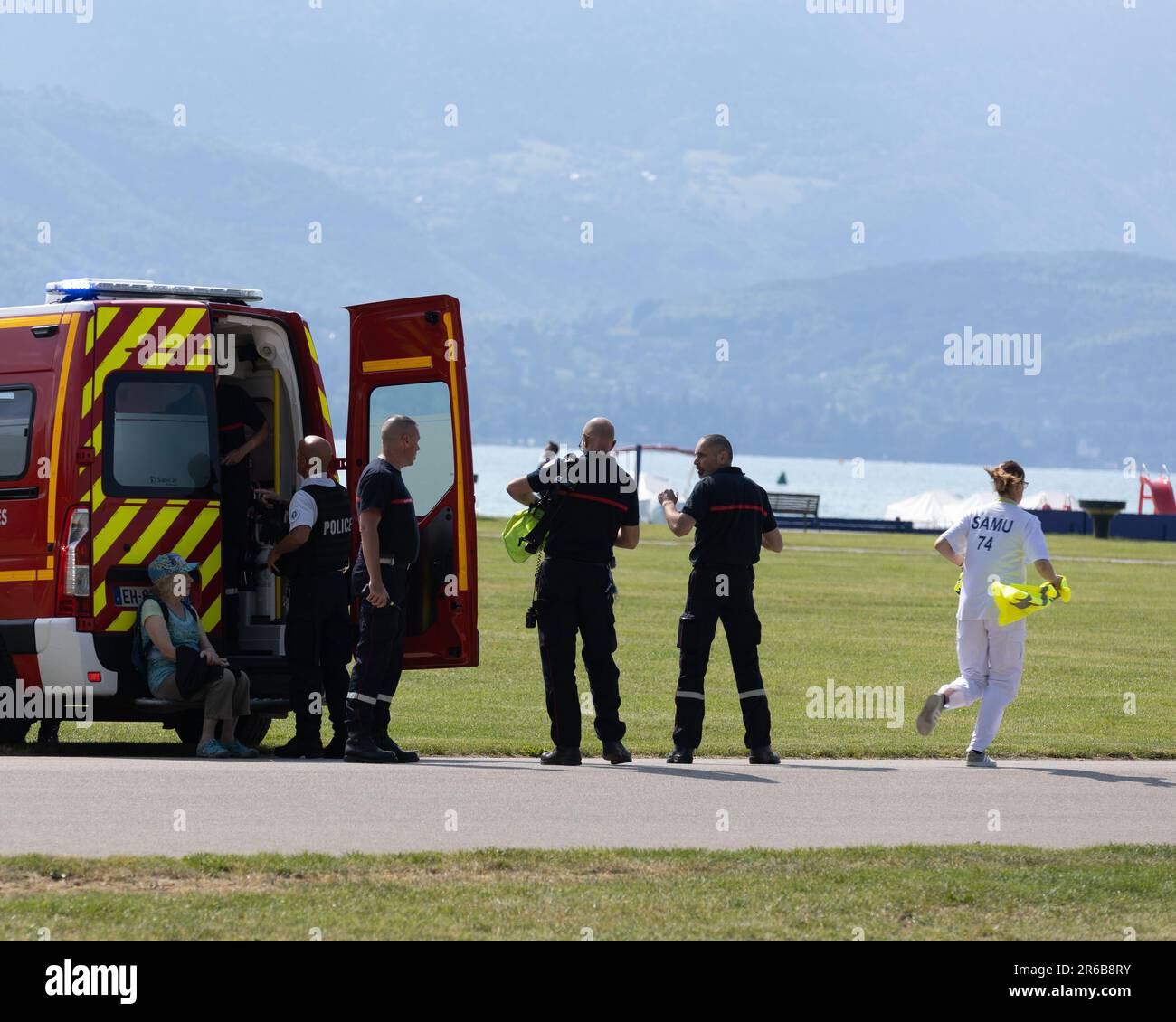 Annecy, Francia. 08th giugno, 2023. Credit: PHOTOPQR/LE DAUPHINE/Grégory YETCHMENIZA ; Annecy ; 08/06/2023 ; Knife Attack in Annecy: Sette feriti, di cui sei bambini, un uomo arrestato e bambini sono tra le vittime.Knife Attack in Annecy: Sette feriti, di cui sei bambini, un uomo arrestato Credit: MAXPPP/Alamy Live News Foto Stock