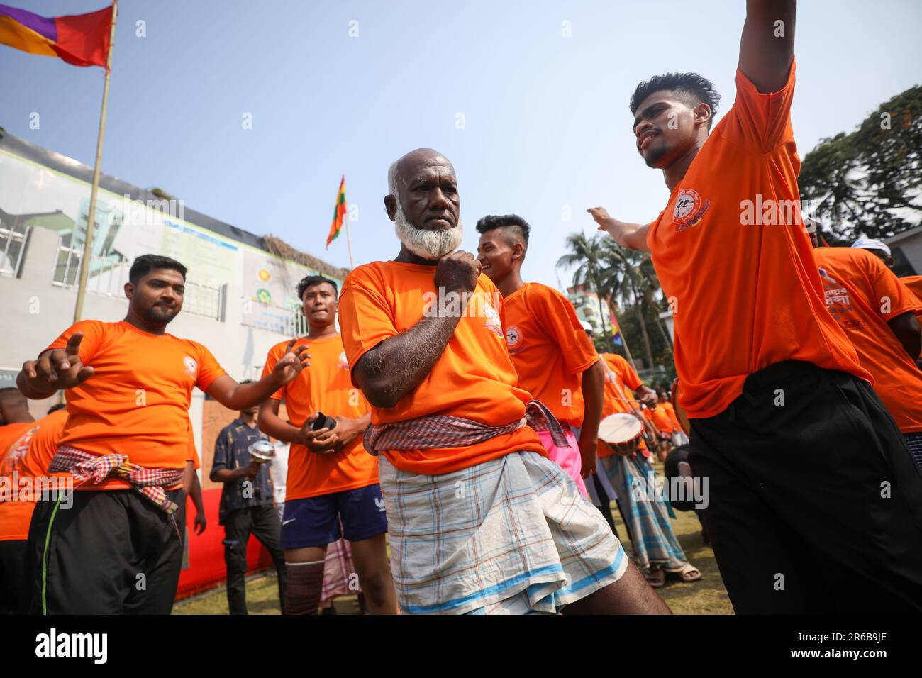 Chittagong, Bangladesh. 25th Apr, 2023. Abdul Jabbar, un residente della zona Badarpati di Chittagong, ha iniziato questo Boli khela (un concorso di wrestling) a. Foto Stock