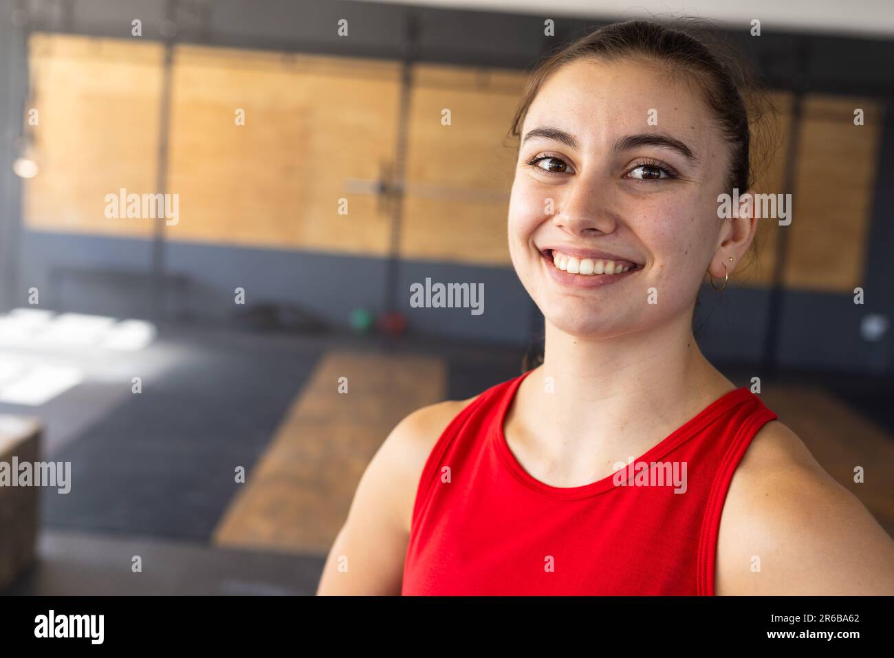 Primo piano ritratto di caucasica bella giovane donna sorridente e guardando la macchina fotografica nel centro benessere Foto Stock