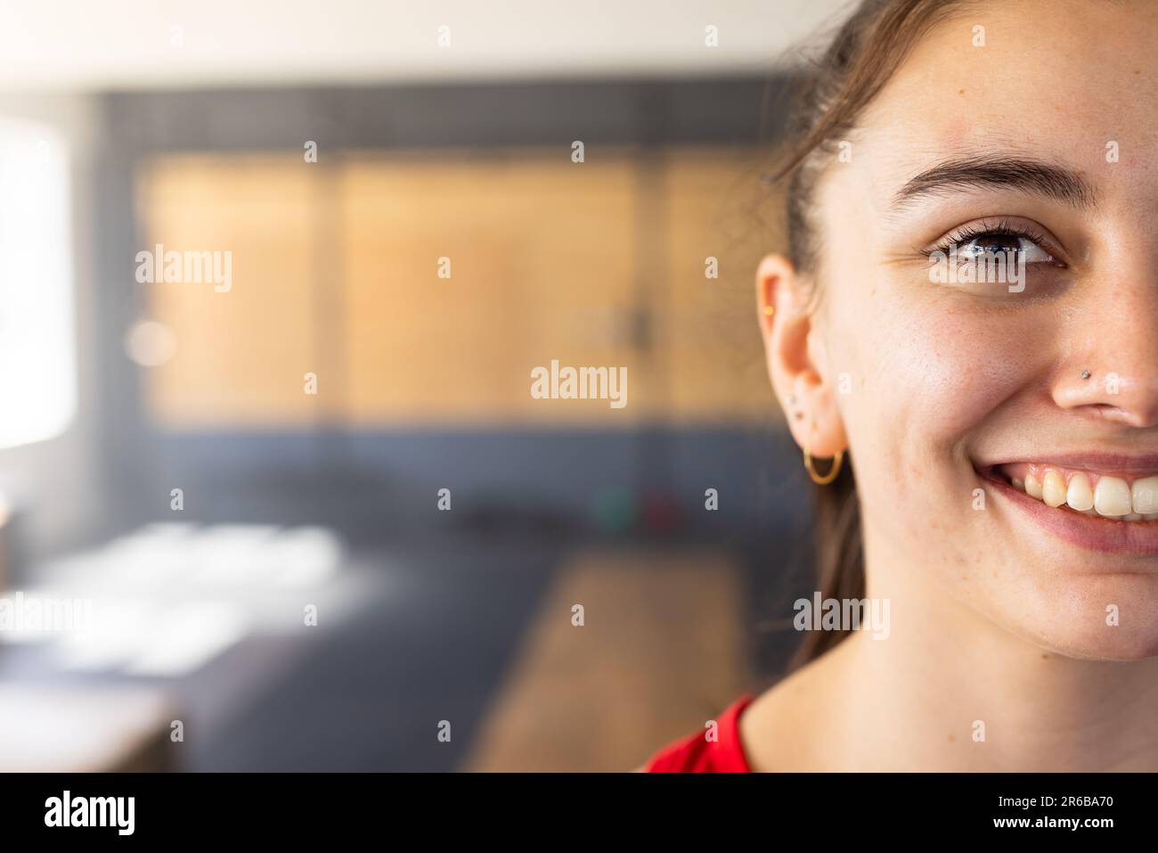 Primo piano ritratto di una giovane donna caucasica fiduciosa sorridente e guardando la macchina fotografica nel centro benessere Foto Stock