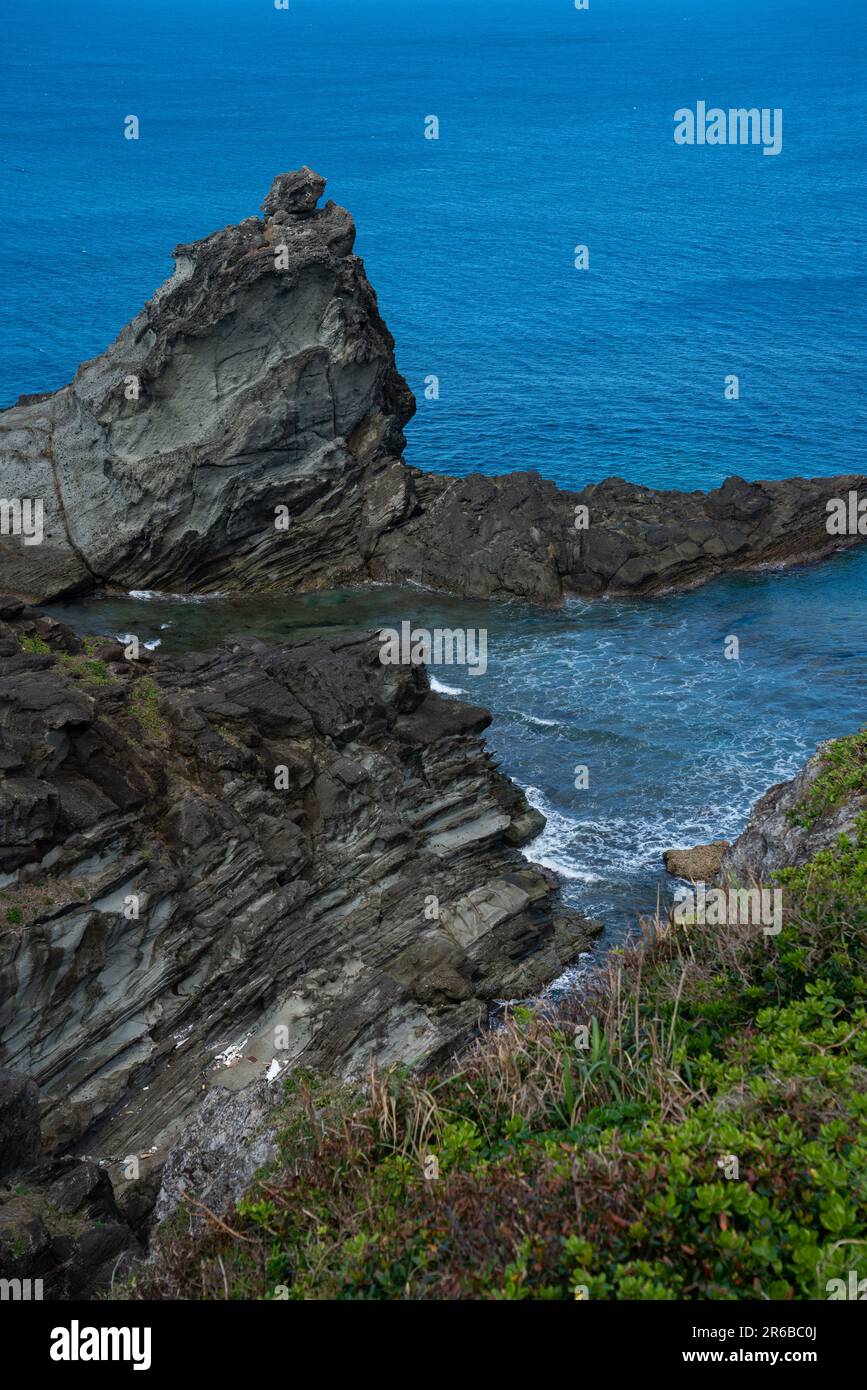 Vista sull'oceano e sulle scogliere e le rocce. Si formano naturalmente e mostrano la bellezza dell'arte della natura Foto Stock