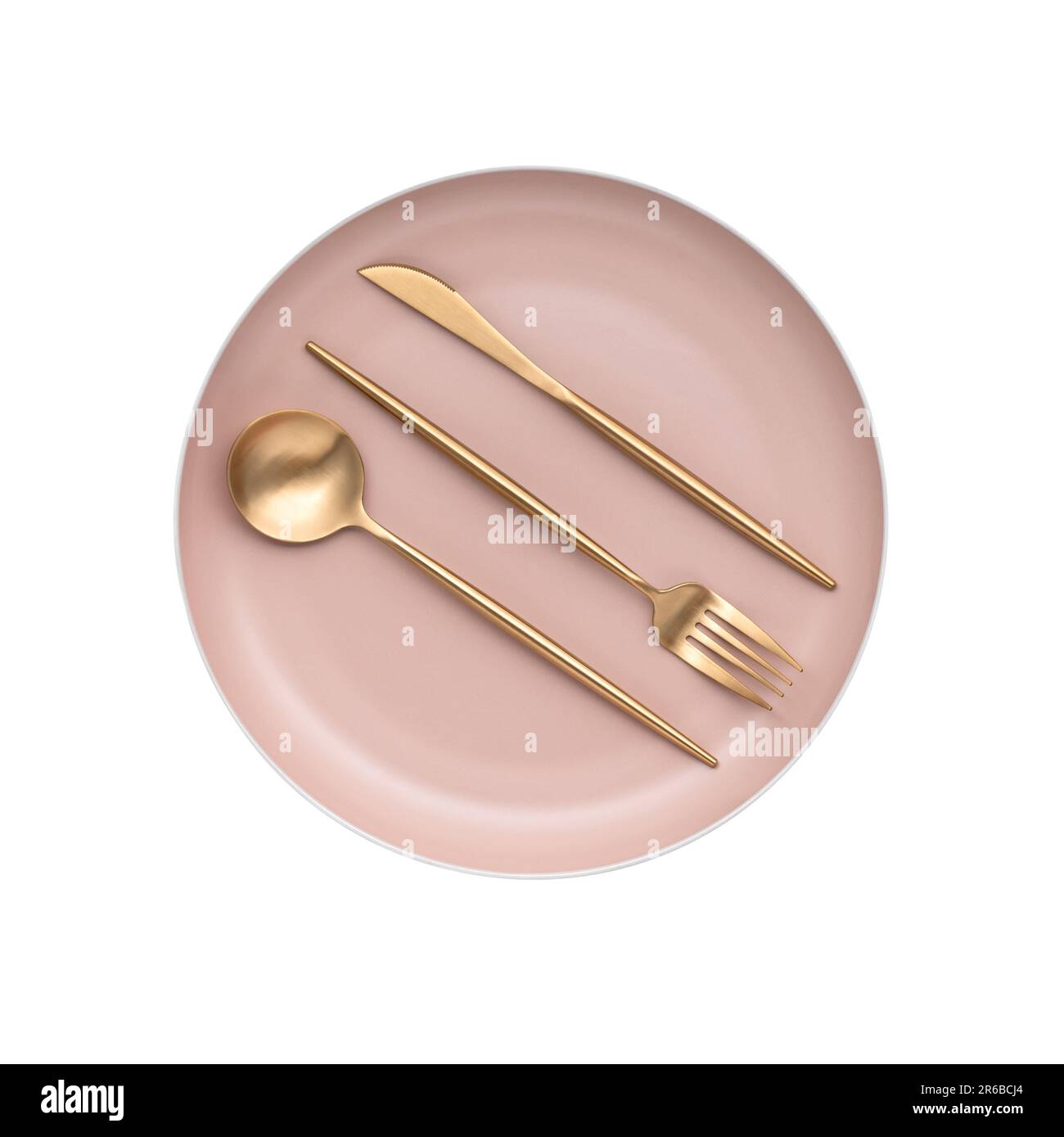 Posate dorate su piatto beige. L'oggetto è isolato su uno sfondo bianco. Vista dall'alto. Design piatto. Vista dall'alto. Coltello da tavola, forchetta e cucchiaio. Foto Stock