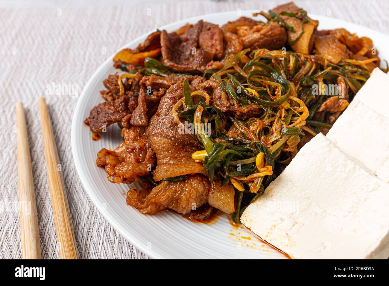 Tofu e pasta di peperoncino rosso saltata con pasta di maiale Foto Stock