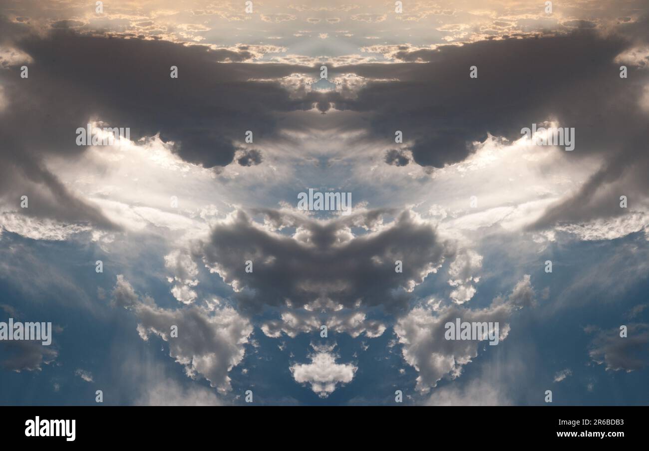 faccia. Formazioni nuvolose astratte, cielo e nuvole, specchiate, astrazioni visive Rorschach, immagine delle nuvole nel cielo con sfondo cielo Foto Stock