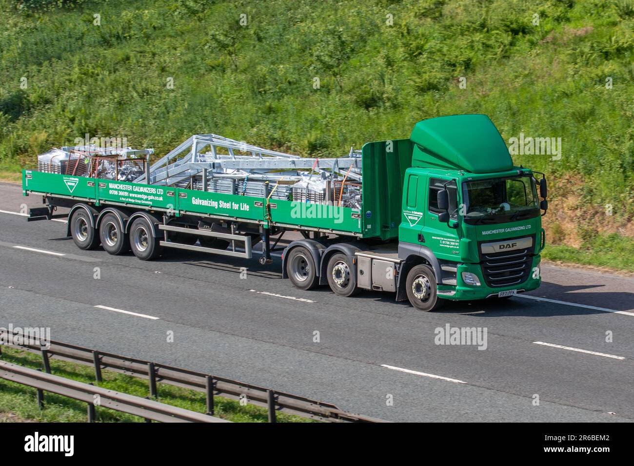 MANCHESTER GALVANIZERS Ltd, finisher in metallo, drop-side DAF CF HGV che trasporta prodotti in acciaio zincato sull'autostrada M61, Regno Unito Foto Stock