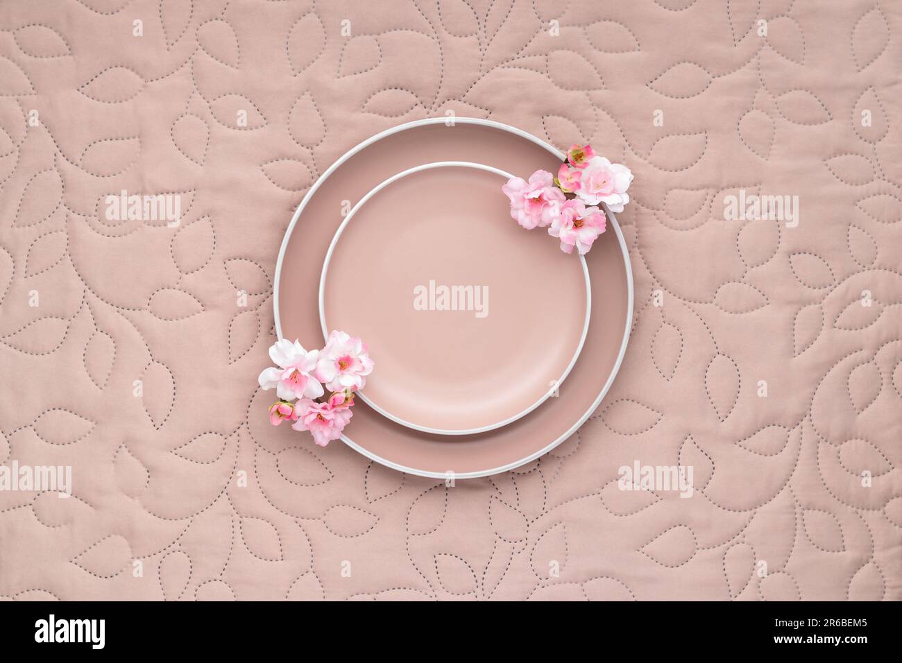 Piatto beige vuoto su tovaglia in tessuto color crema chiaro. Vista dal piano portapaziente. Servire l'utensile. Stoviglie in ceramica moderna e alla moda. Stoviglie. Modello di menu Foto Stock