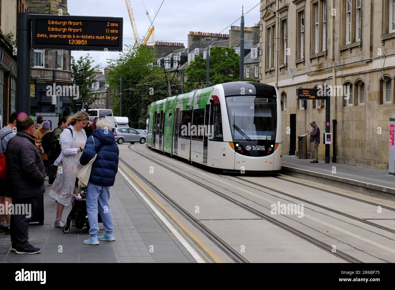 Edimburgo, Scozia, Regno Unito. 8th giu 2023. L'estensione del tram per Newhaven apre finalmente al pubblico questa settimana. Il percorso di 2,9 km, otto fermate, in costruzione dal novembre 2019, è stato consegnato secondo i tempi previsti ed entro il budget di 207,3m sterline. Passeggeri alla nuova stazione ai piedi della passeggiata in Constitution Street, Leith. Credit: Craig Brown/Alamy Live News Foto Stock