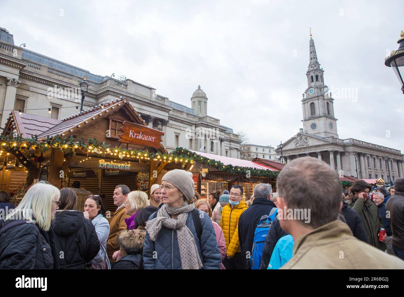 I mercatini di Natale si trovano a Trafalgar Square, nel centro di Londra. Foto Stock