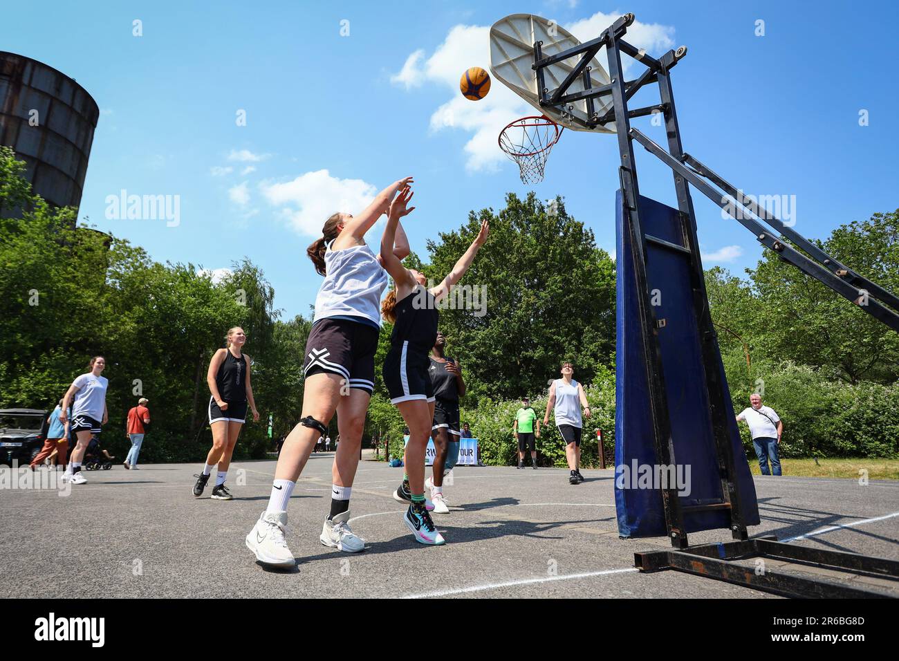 3x3 Basketball Competition. Duisburg, Germania 08.06.2023. Giorno 1 dei Giochi della Ruhr 23. Nel corso di quattro giorni, gli atleti dilettanti competono in discipline che vanno dal DMX al polo dell'acqua. Credit: NewsNRW / Alamy Live News Foto Stock