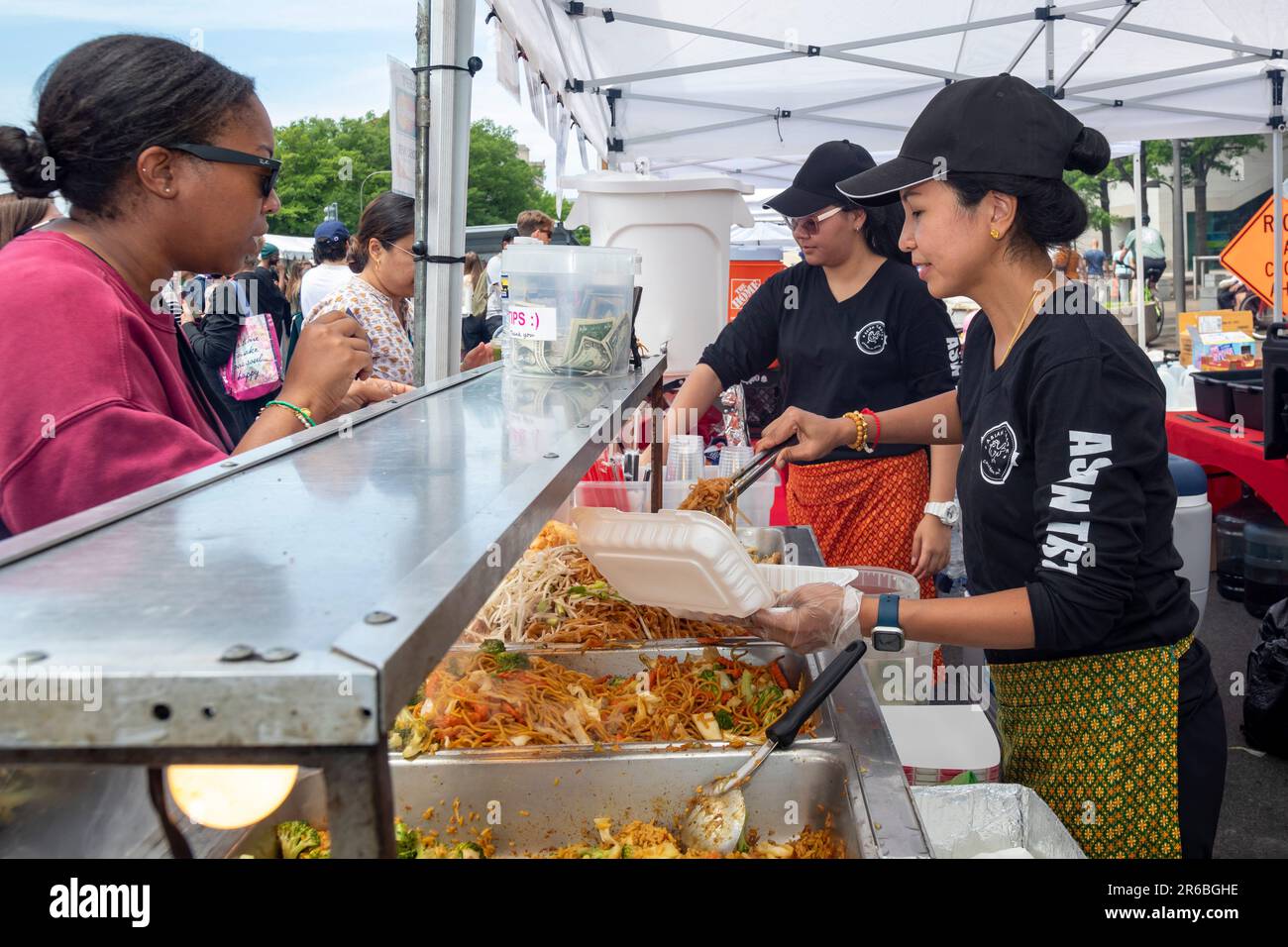 Washington, DC - Uno stand gastronomico al Fiesta Asia Street Fair. Il festival annuale offre intrattenimento e cibo da più di 20 culture panasiatiche Foto Stock