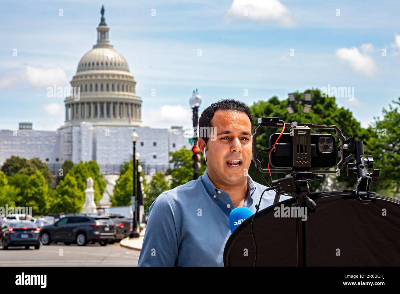 Washington, DC - il giornalista Kareem Yousry trasmette per la rete al Mashhad dalla Fiesta Asia Street Fair sulla Pennsylvania Avenue vicino agli Stati Uniti Foto Stock
