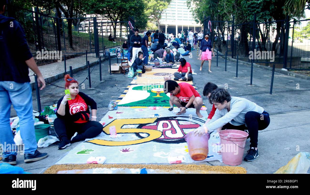 Rio de Janeiro, Rio de Janeiro, Brasile. 8th giugno, 2023. Rio de Janeiro (RJ), 06/08/2023 Ã¢â‚¬' HOLIDAY/CORPUS CHRISTI/TAPETE/RJ - fedeli hanno usato le stuoie di sale per Corpus Christi nella Cattedrale Metropolitana, nel centro di Rio de Janeiro, questo giovedì 8 giugno 2023 . (Foto: Onofre Veras/Thenews2/Zumapress) (Credit Image: © Onofre Veras/TheNEWS2 via ZUMA Press Wire) SOLO PER USO EDITORIALE! Non per USO commerciale! Foto Stock