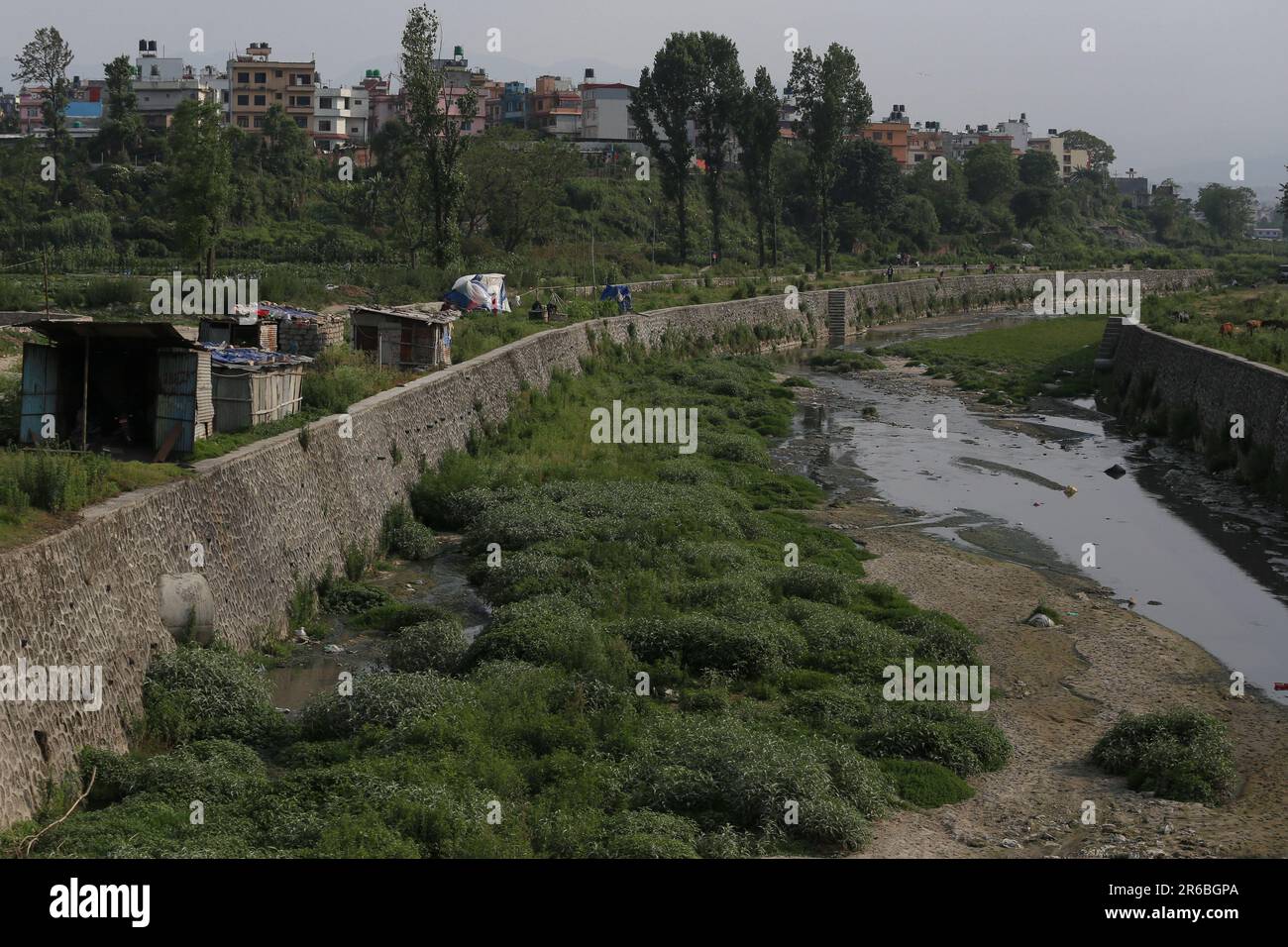 Bhaktapur, Nepal. 08th giugno, 2023. Il 8 giugno 2023, a Bhaktapur, Nepal. Durante la stagione estiva viene raffigurato un secco fiume Manohara di Bhaktapur. Secondo gli avvertimenti emessi dal Dipartimento di idrologia e meteorologia (DHM), la temperatura è probabile che aumenti ulteriormente nei prossimi giorni, non solo nella regione di Terai, ma in tutta la nazione. (Foto di Abhishek Maharjan/Sipa USA) Credit: Sipa USA/Alamy Live News Foto Stock