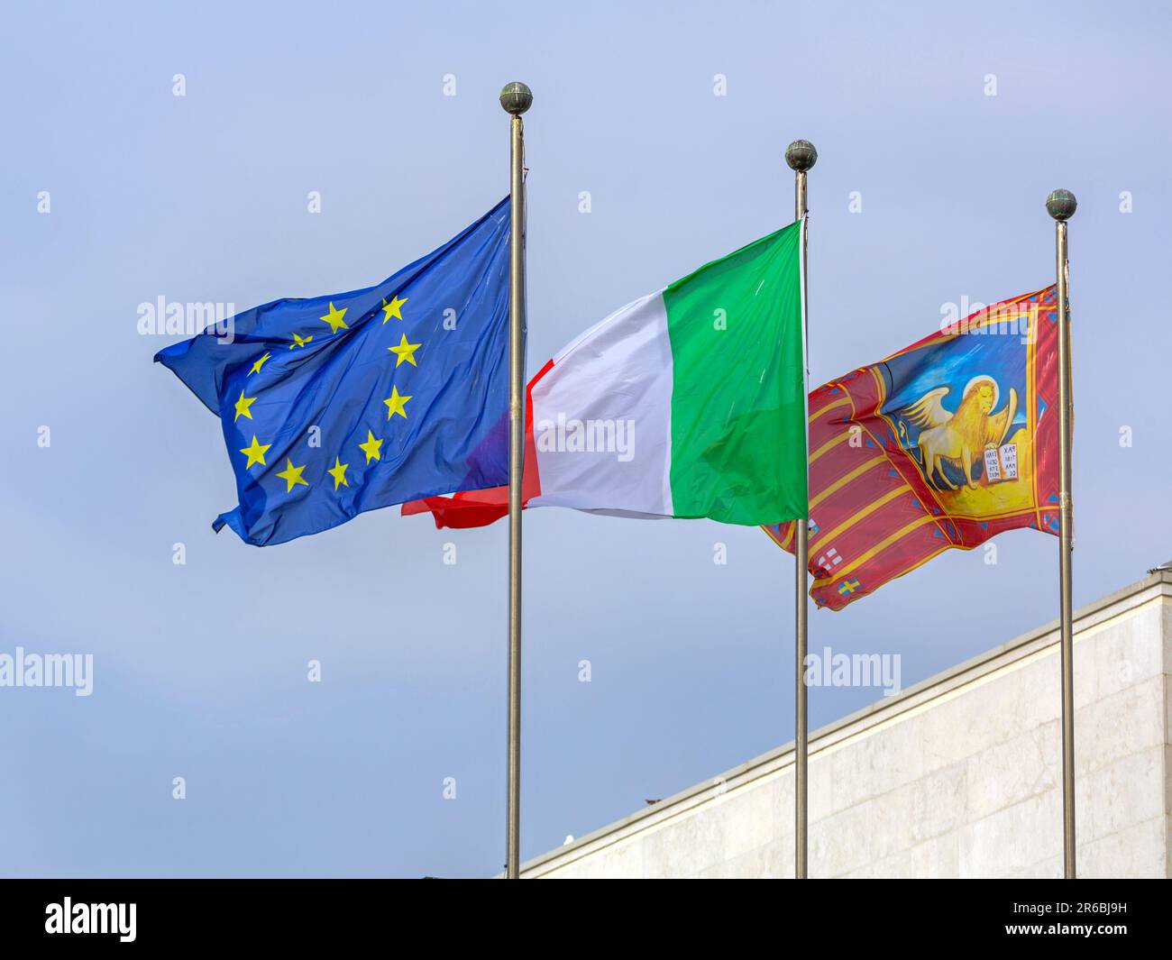 Venezia, Italia - 10 gennaio 2017: City Lion Bandiere italiane ed europee insieme a Venezia, Italia. Foto Stock