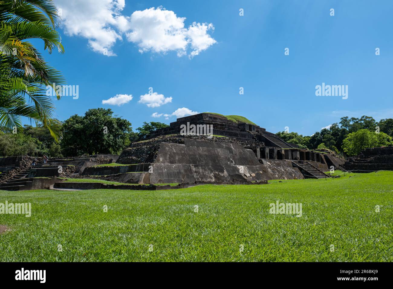 Struttura principale delle piramidi Maya del sito Tazumal a Salvador, un importante centro storico di commercio per i Maya con tombe e diverse piramidi Foto Stock