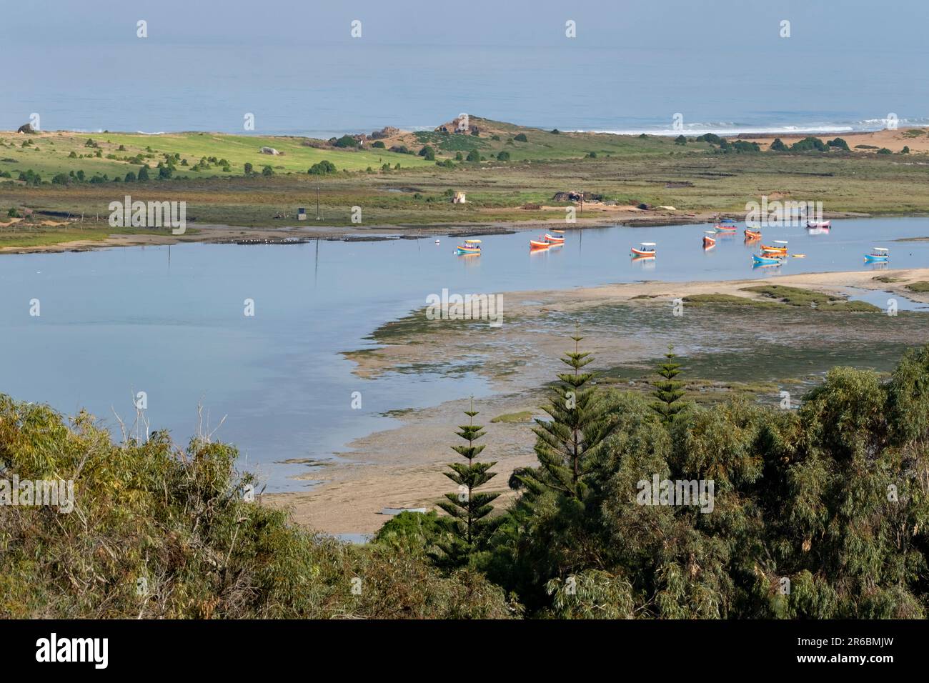 Barche ormeggiate nella laguna presso le zone umide protette Sidi Moussa-Oualidia RAMSAR vicino alla città di Oualidia in Marocco Foto Stock