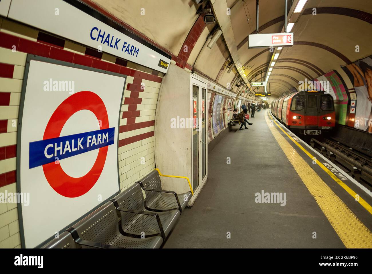 LONDRA - 21 MARZO 2023: Stazione della metropolitana Chalk Farm, una stazione della Northern Line nel quartiere di Camden, a nord di Londra Foto Stock
