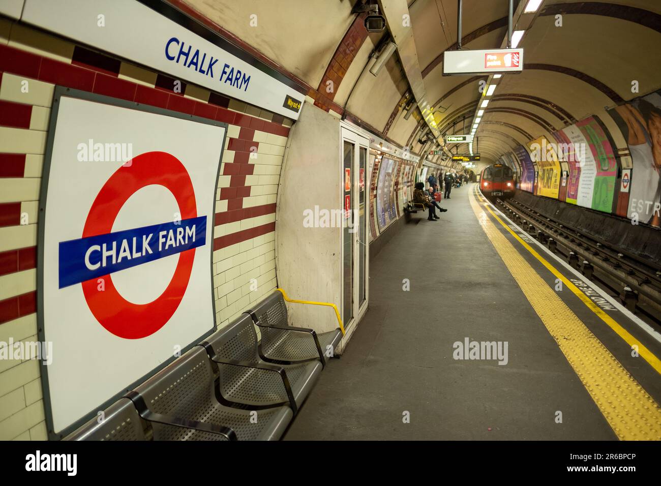 LONDRA - 21 MARZO 2023: Stazione della metropolitana Chalk Farm, una stazione della Northern Line nel quartiere di Camden, a nord di Londra Foto Stock