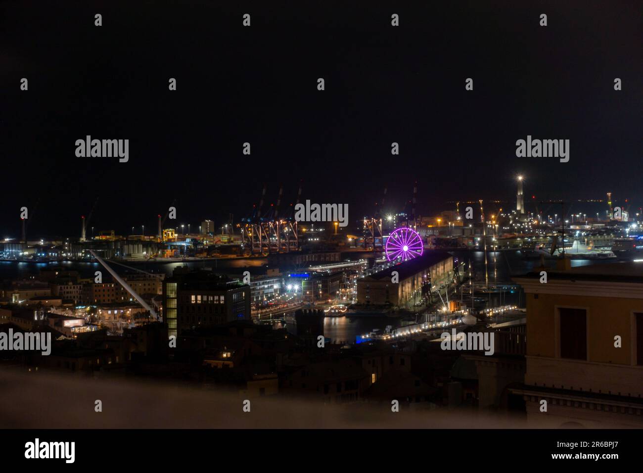 scena notturna con vista su genova italia Foto Stock
