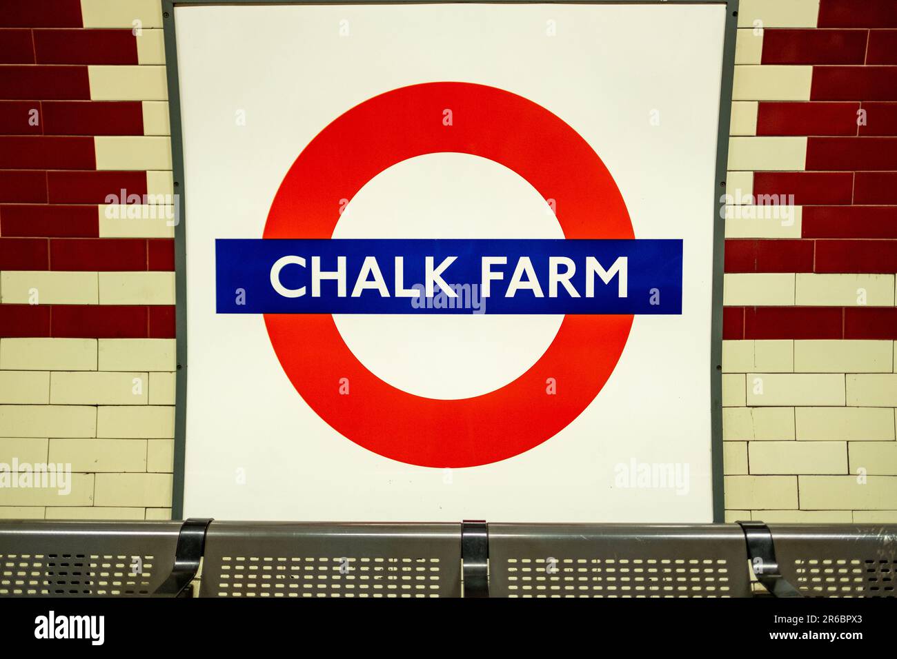 LONDRA - 21 MARZO 2023: Stazione della metropolitana Chalk Farm, una stazione della Northern Line nel quartiere di Camden, a nord di Londra Foto Stock