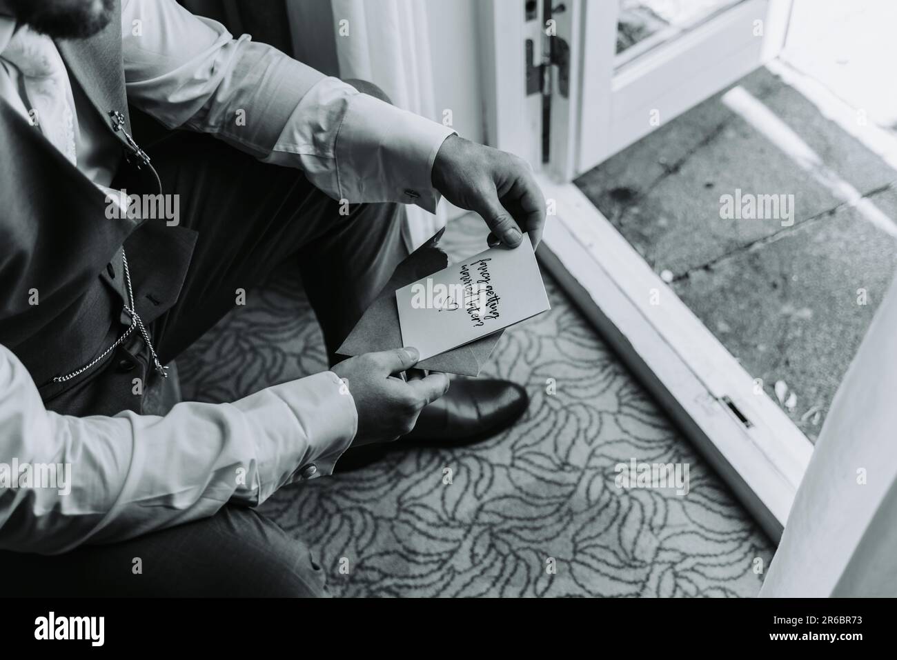 lettera di lettura dello sposo dalla fidanzata il giorno del matrimonio Foto Stock