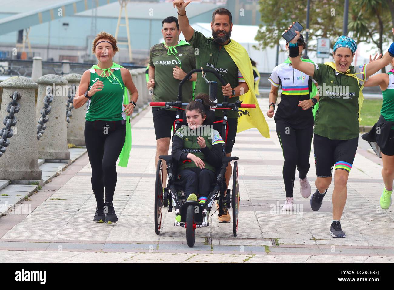 Sensibilizzazione per la Marines ENKI Charity Run, dando ai bambini con disabilità la possibilità di partecipare a gare con corridori corposi. Foto Stock