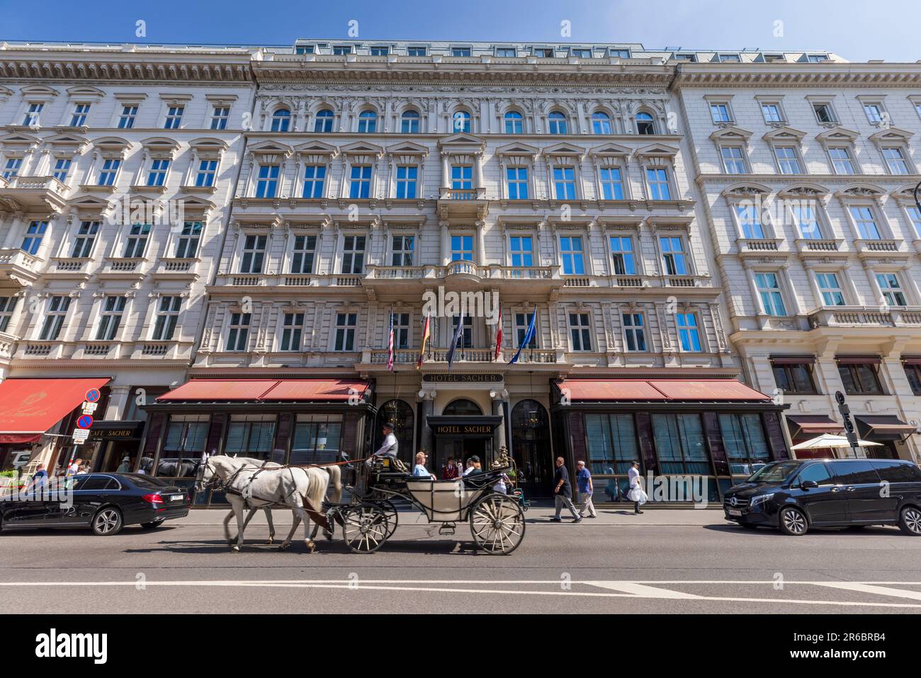 Una carrozza turistica trainata da cavalli per le strade di Vienna, Austria Foto Stock